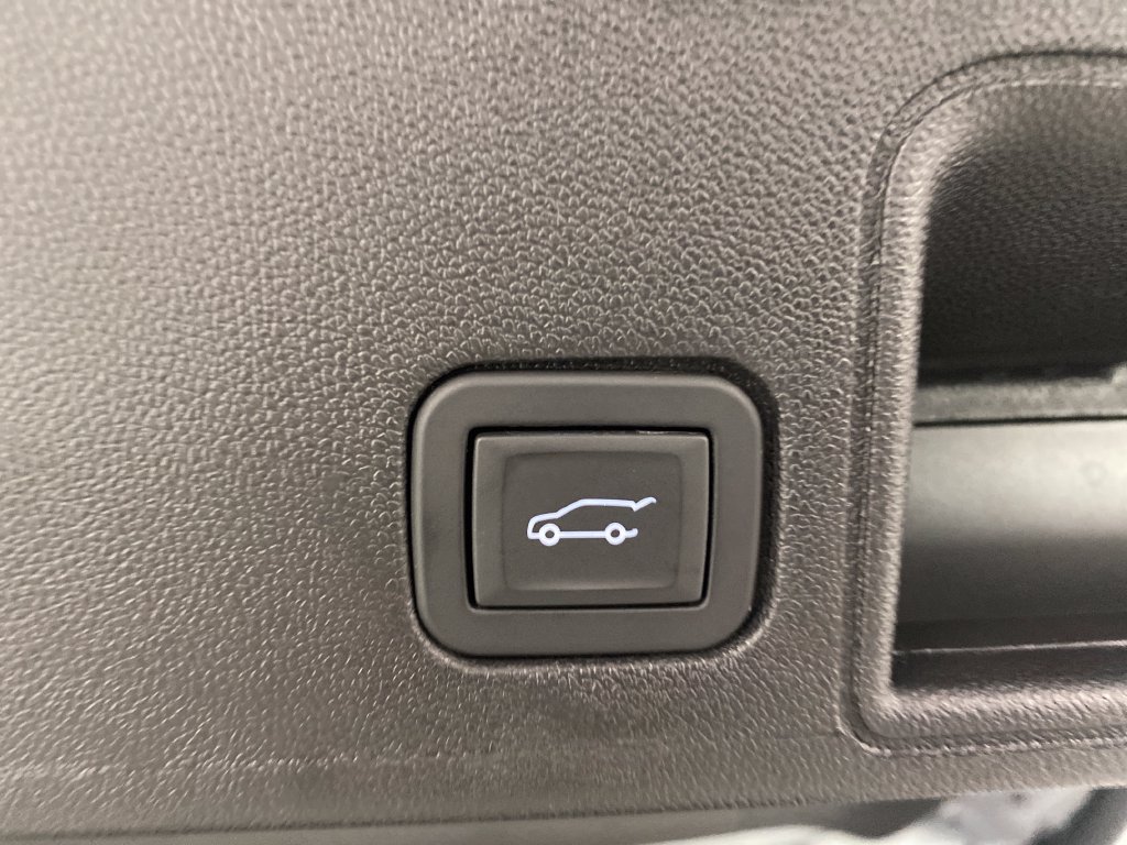 Used 2024 GMC Terrain SLE w/ Driver Convenience Package FWD image 9