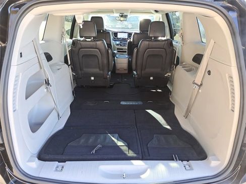 Used 2024 Chrysler Pacifica Touring-L image 25
