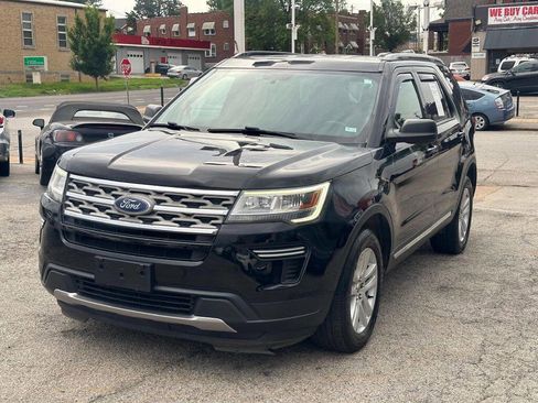 Used 2018 Ford Explorer XLT image 3