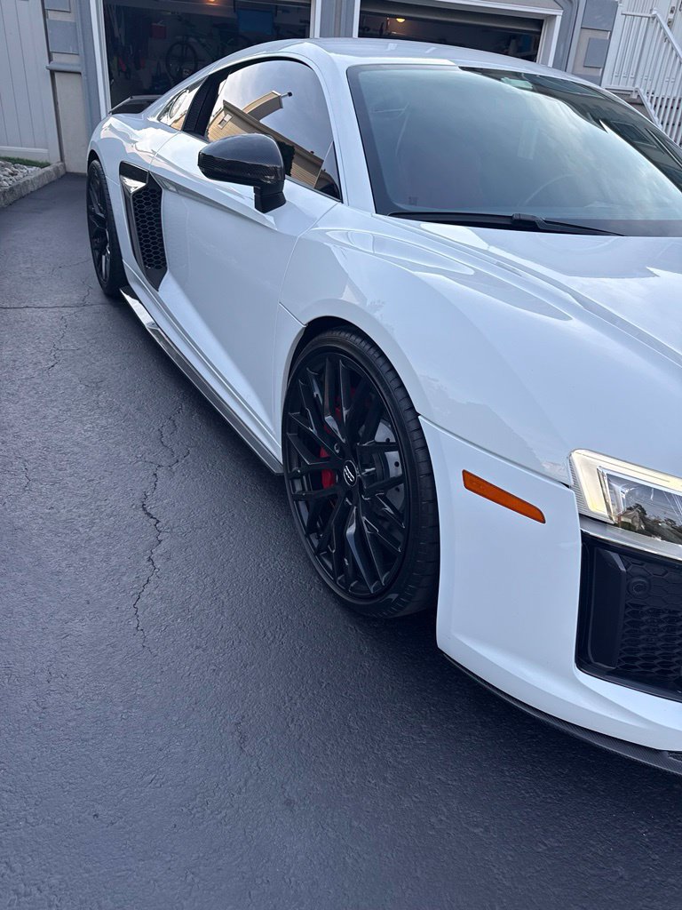 Used 2018 Audi R8 V10 w/ Premium Package RWD image 12
