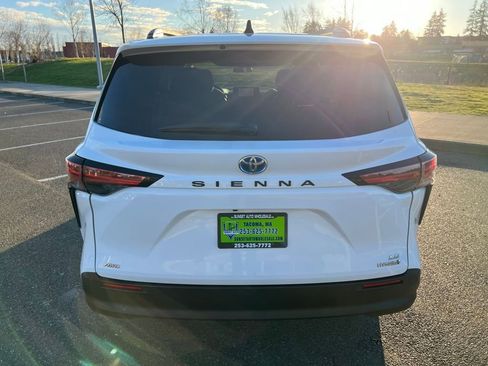 Used 2021 Toyota Sienna LE AWD/4WD image 4