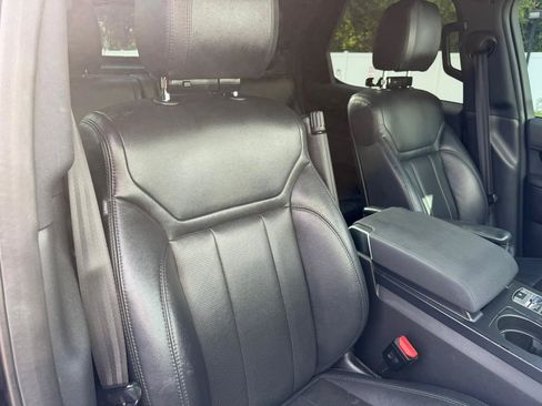 Used 2018 Land Rover Discovery SE AWD/4WD image 47