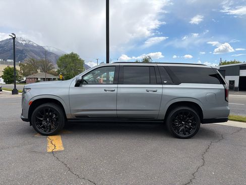 Used 2023 Cadillac Escalade ESV Sport w/ LPO, ONYX Package AWD/4WD image 5
