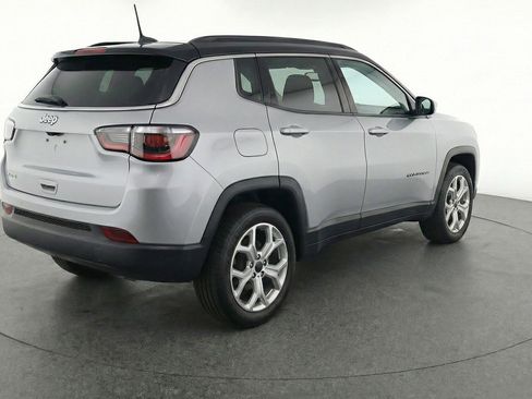 Used 2025 Jeep Compass Latitude image 9