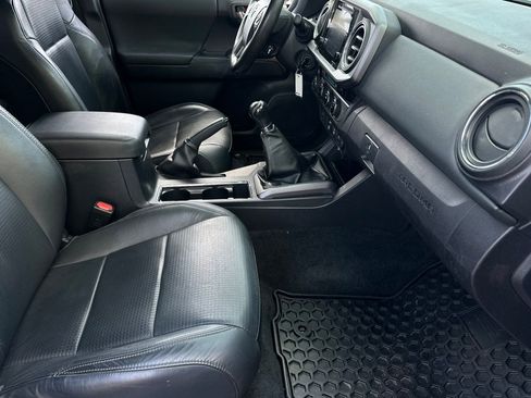 Used 2018 Toyota Tacoma TRD Sport AWD/4WD image 15