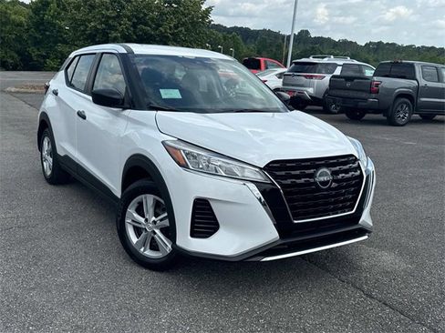 New 2025 Nissan Kicks Play S image 2