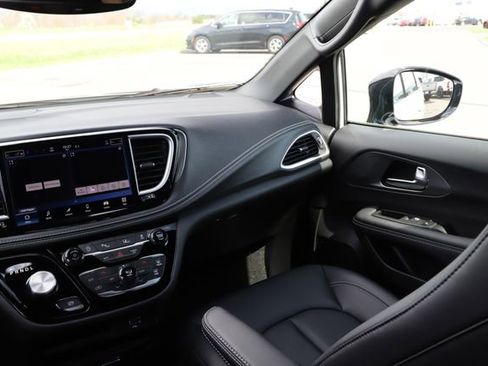 Used 2026 Chrysler Pacifica Select image 29
