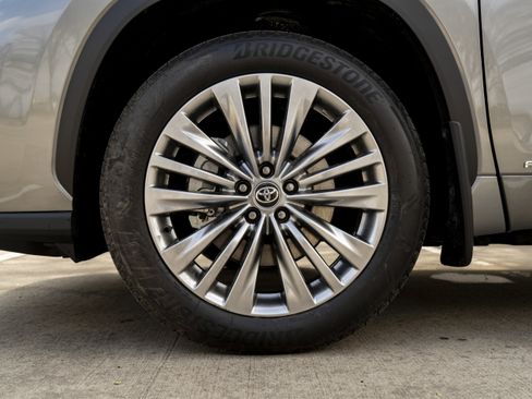 Used 2026 Toyota Highlander Platinum image 14