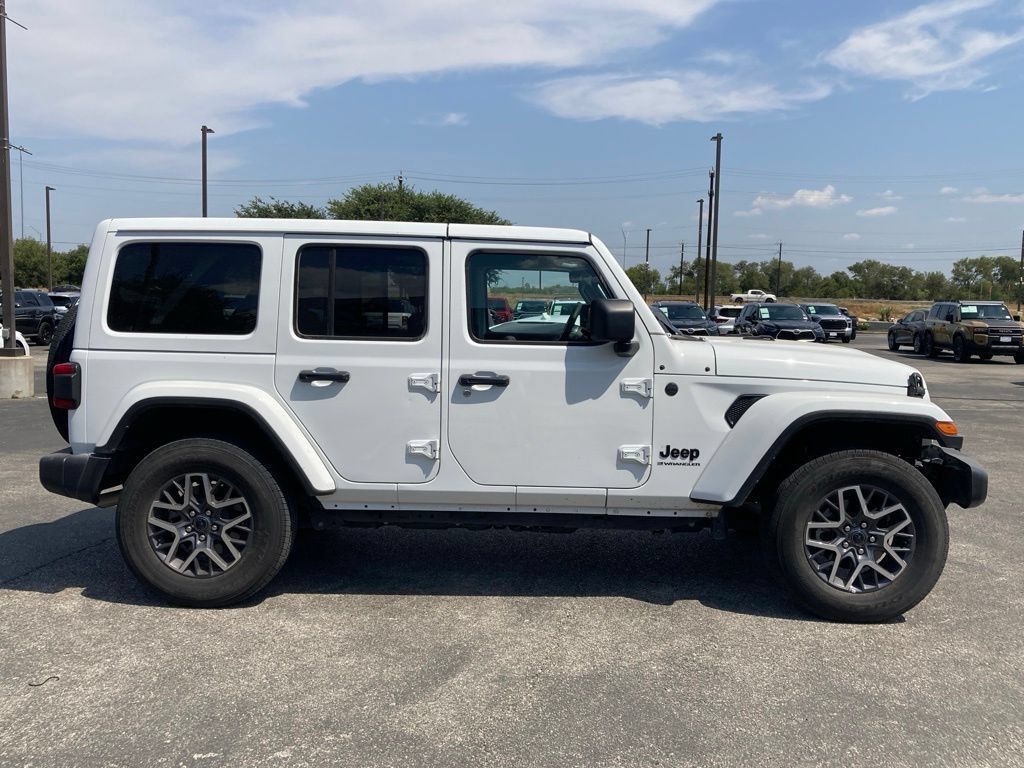 Used 2026 Jeep Wrangler Unlimited Sahara AWD/4WD image 3