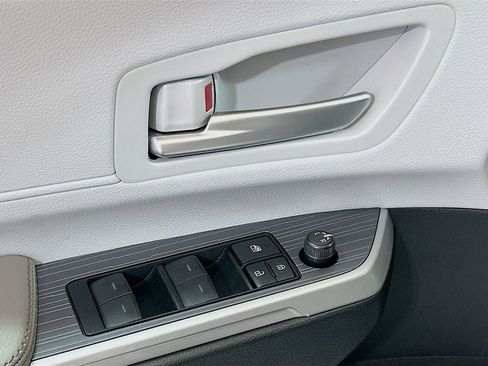 New 2025 Toyota Sienna XLE FWD image 17