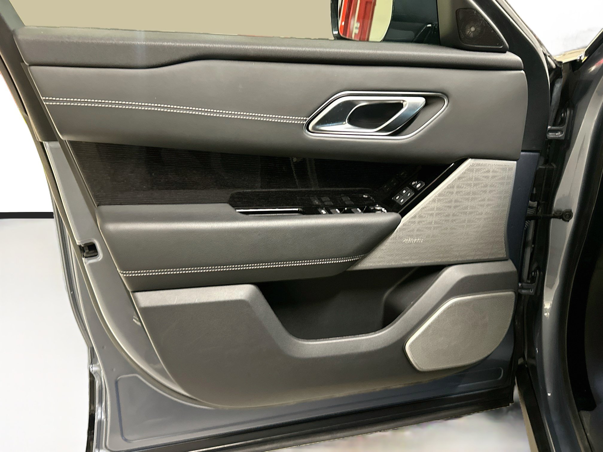 Used 2019 Land Rover Range Rover Velar R-Dynamic SE AWD/4WD image 17