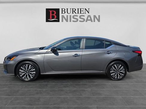 Used 2024 Nissan Altima 2.5 SV AWD/4WD image 2