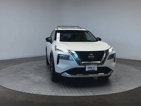 Used 2023 Nissan Rogue Platinum w/ Platinum Premium Package FWD image 3