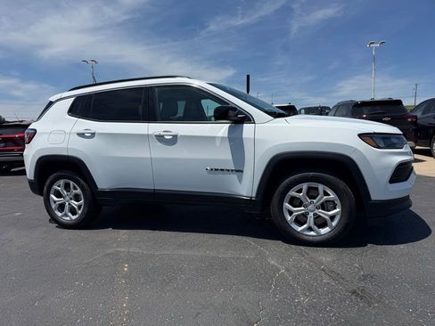 Used 2024 Jeep Compass Latitude AWD/4WD image 2