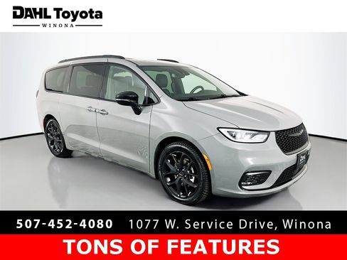 Used 2025 Chrysler Pacifica Limited image 1