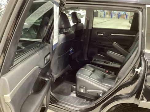 Used 2019 Toyota Highlander SE AWD/4WD image 12
