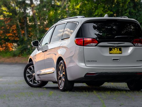 Used 2017 Chrysler Pacifica Limited FWD image 28