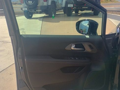 New 2025 Chrysler Pacifica Select image 14