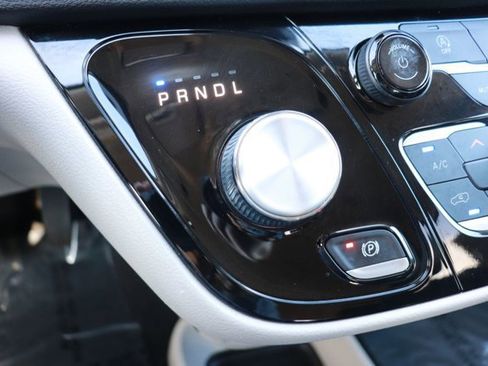 Used 2022 Chrysler Pacifica Touring-L image 15