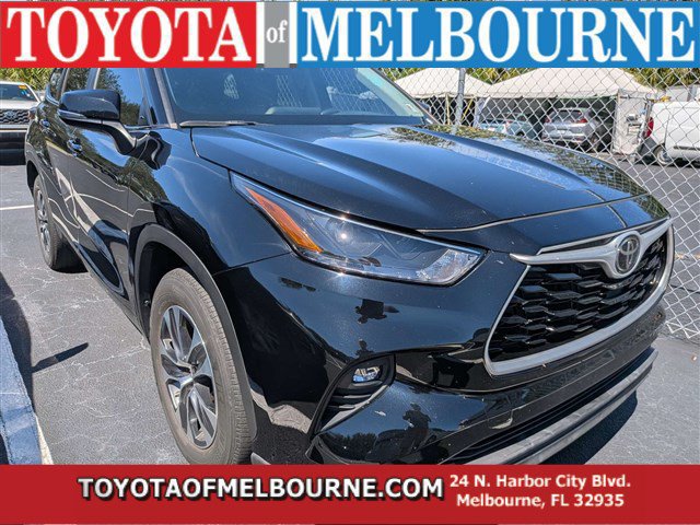 Used 2024 Toyota Highlander XLE FWD image 1