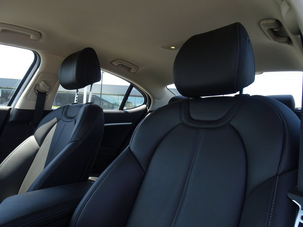 Used 2022 Genesis G70 2.0T AWD/4WD image 12