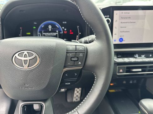 Used 2025 Toyota Camry SE FWD image 23