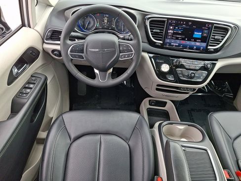 Used 2024 Chrysler Pacifica Touring-L FWD image 14
