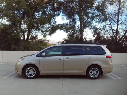 Used 2011 Toyota Sienna XLE image 8