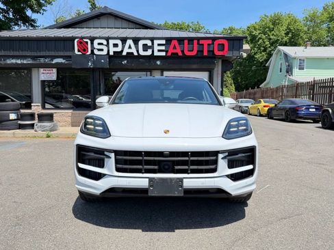 Used 2024 Porsche Cayenne S AWD/4WD image 2