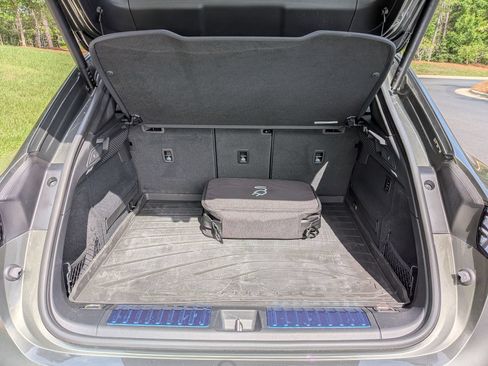 Certified 2025 Porsche Macan Electric RWD image 28