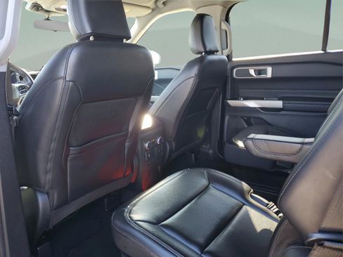 Used 2022 Ford Explorer XLT w/ Equipment Group 202A image 9
