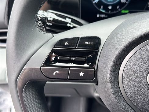 New 2025 Hyundai Elantra Limited image 17