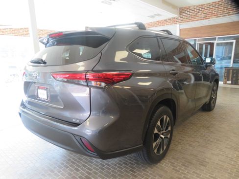 Used 2020 Toyota Highlander XLE FWD image 73