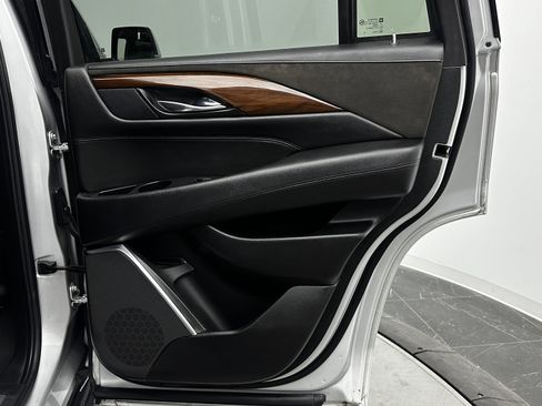Used 2019 Cadillac Escalade Luxury image 34