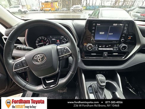 Used 2021 Toyota Highlander XLE image 32