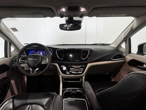 Used 2024 Chrysler Pacifica Limited FWD image 2