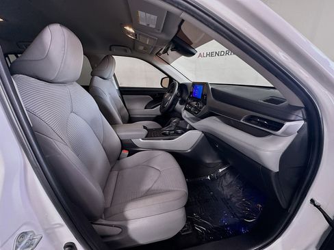 Used 2023 Toyota Highlander L image 28