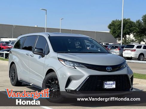 Used 2025 Toyota Sienna XSE AWD/4WD image 1
