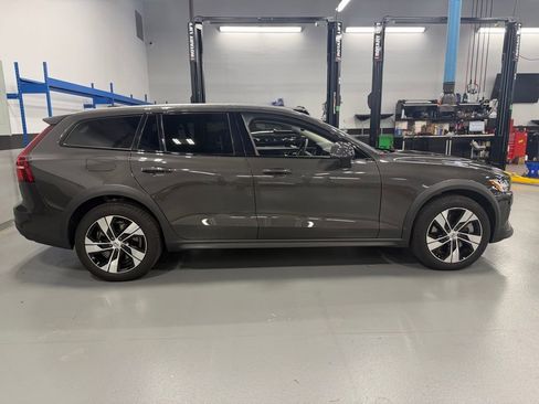 Certified 2025 Volvo V60 B5 Cross Country Plus AWD/4WD image 3