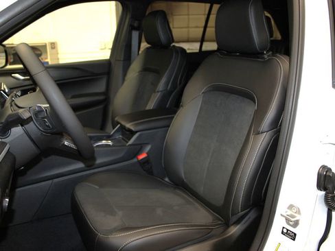 New 2025 Jeep Grand Cherokee Altitude image 24