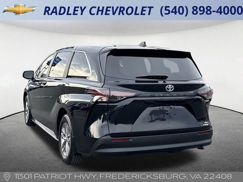 Used 2023 Toyota Sienna XLE image 4