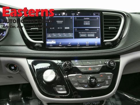Used 2023 Chrysler Pacifica Touring-L image 12