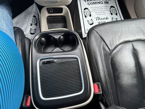 Used 2022 Chrysler Pacifica Touring-L w/ Uconnect Theater Family Group FWD image 20