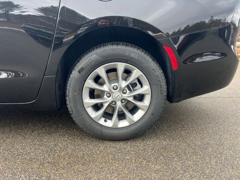 New 2026 Chrysler Pacifica Select image 9