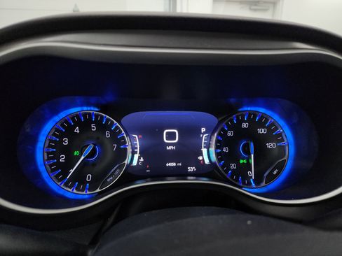 Used 2024 Chrysler Pacifica Touring-L FWD image 10