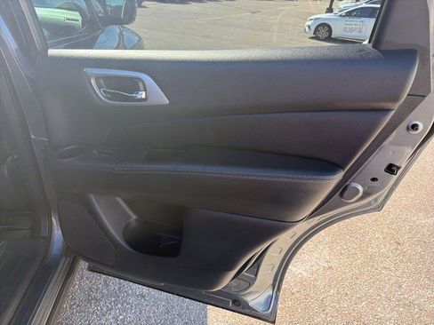 Used 2019 Nissan Pathfinder SV image 17