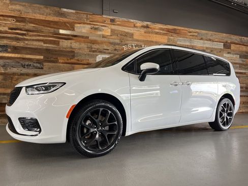 Used 2023 Chrysler Pacifica Touring-L w/ S Appearance Package AWD/4WD image 14
