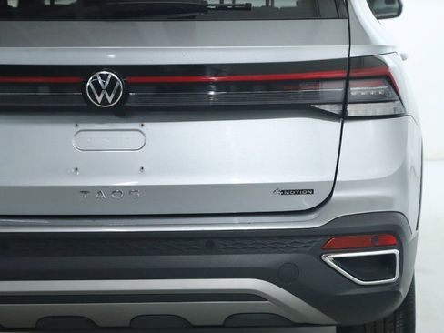 Used 2025 Volkswagen Taos SE AWD/4WD image 44