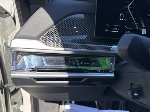 Used 2023 BMW 760i xDrive image 28