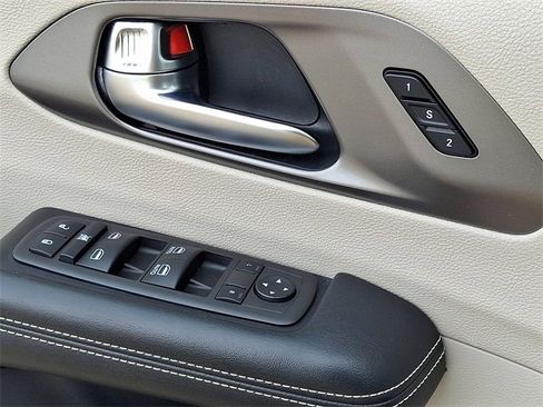 Used 2023 Chrysler Pacifica Touring-L image 23